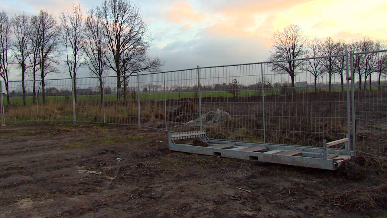 Het vervuilde stuk grond wordt gepacht door een boer.