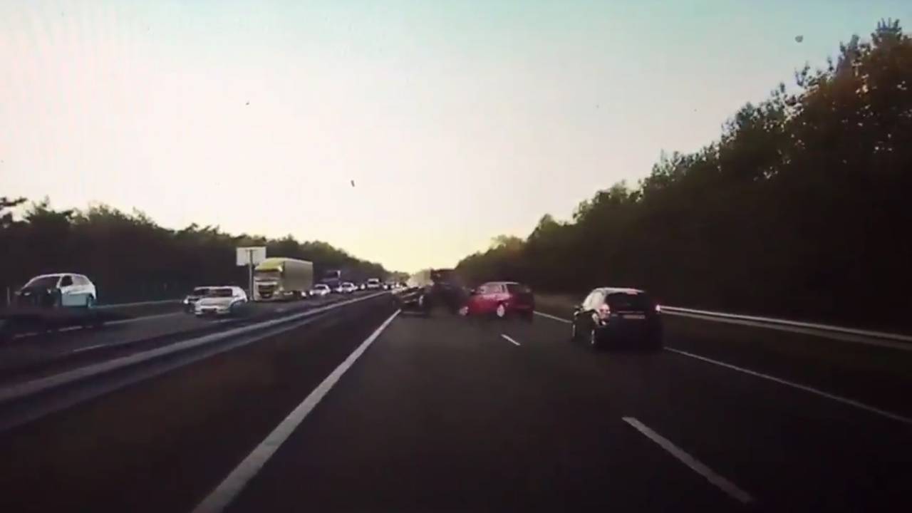 De grote auto slaat over de kop als hij van achteren wordt geraakt. (Foto: screenshot)