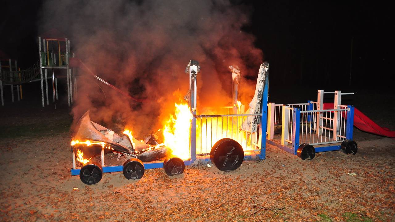 Het speeltoestel was niet meer te redden. (Foto: Marvin Doreleijers/SQ Vision)