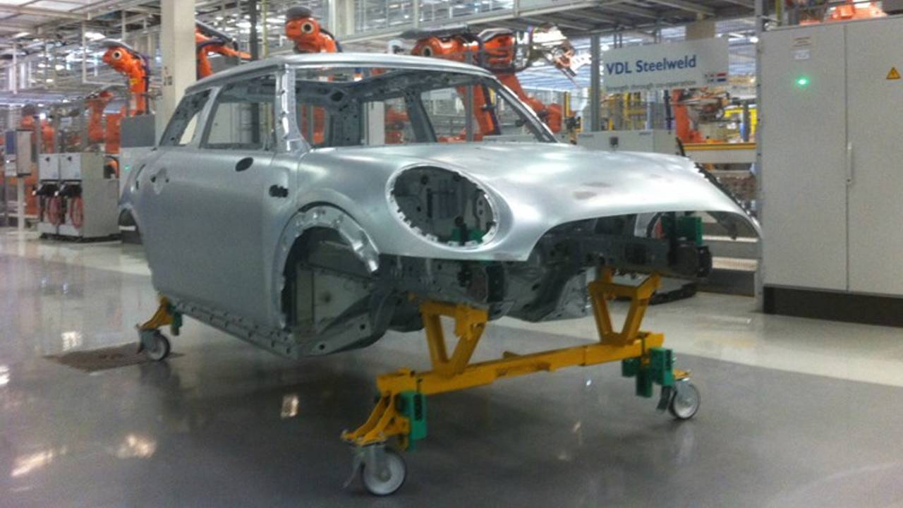 Het begin van een Mini bij VDL Nedcar in Born. (foto: Raoul Cartens)