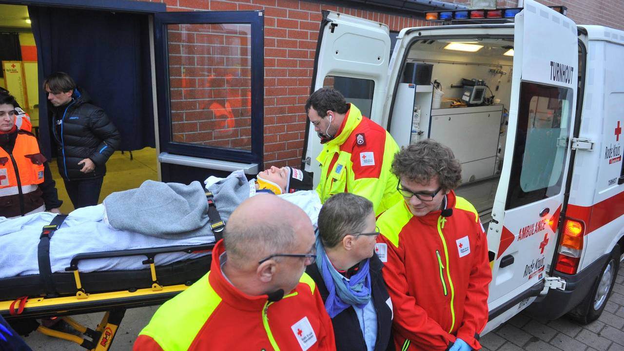 Mathieu van der Poel op weg naar ziekenhuis na val in Azencross (foto: OrangePictures)