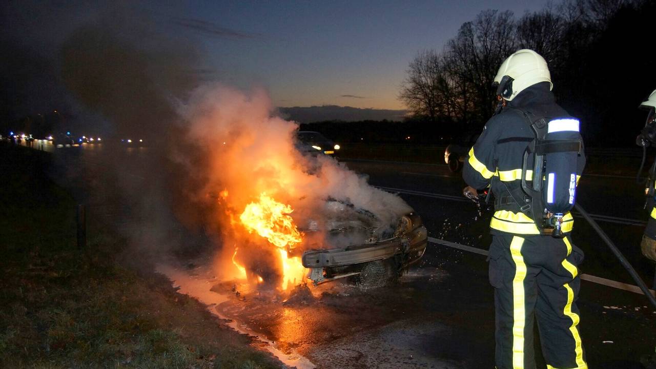 De auto was niet meer te redden. (Foto: Martijn van Bijnen/FPMB)
