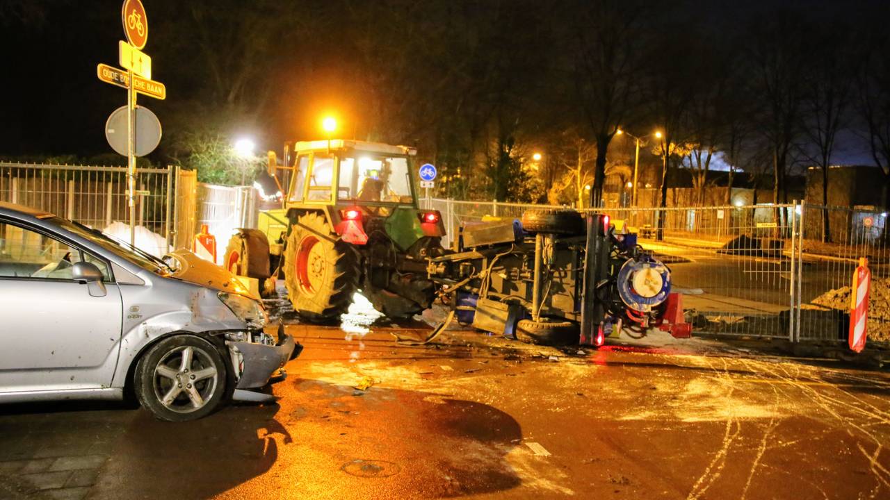 De strooiwagen is op zijn kant beland. (Foto: AS Media)
