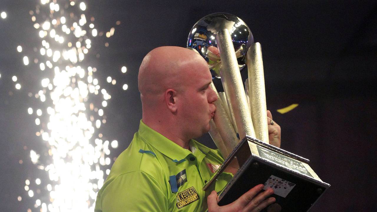 Michael van Gerwen met de beker die zijn zegereeks compleet maakt. (foto: ANP)