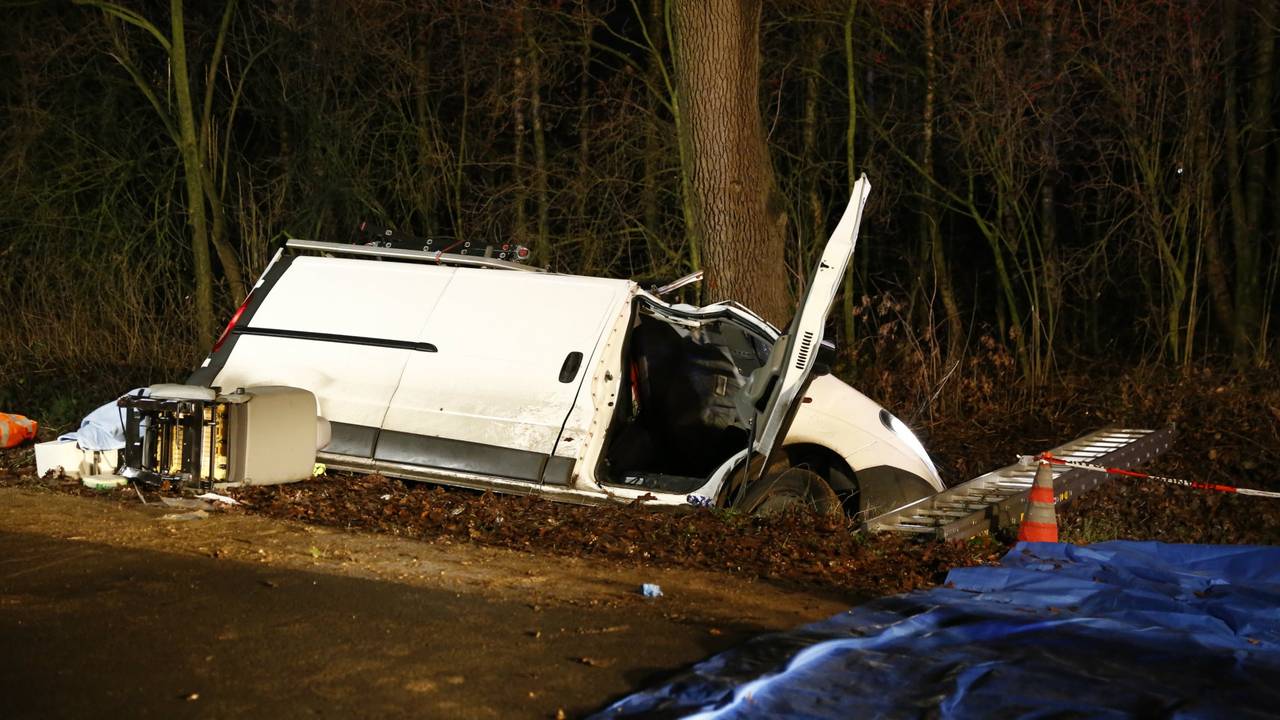 Bestuurder zwaargewond in Beugen. (Foto: SK Media)