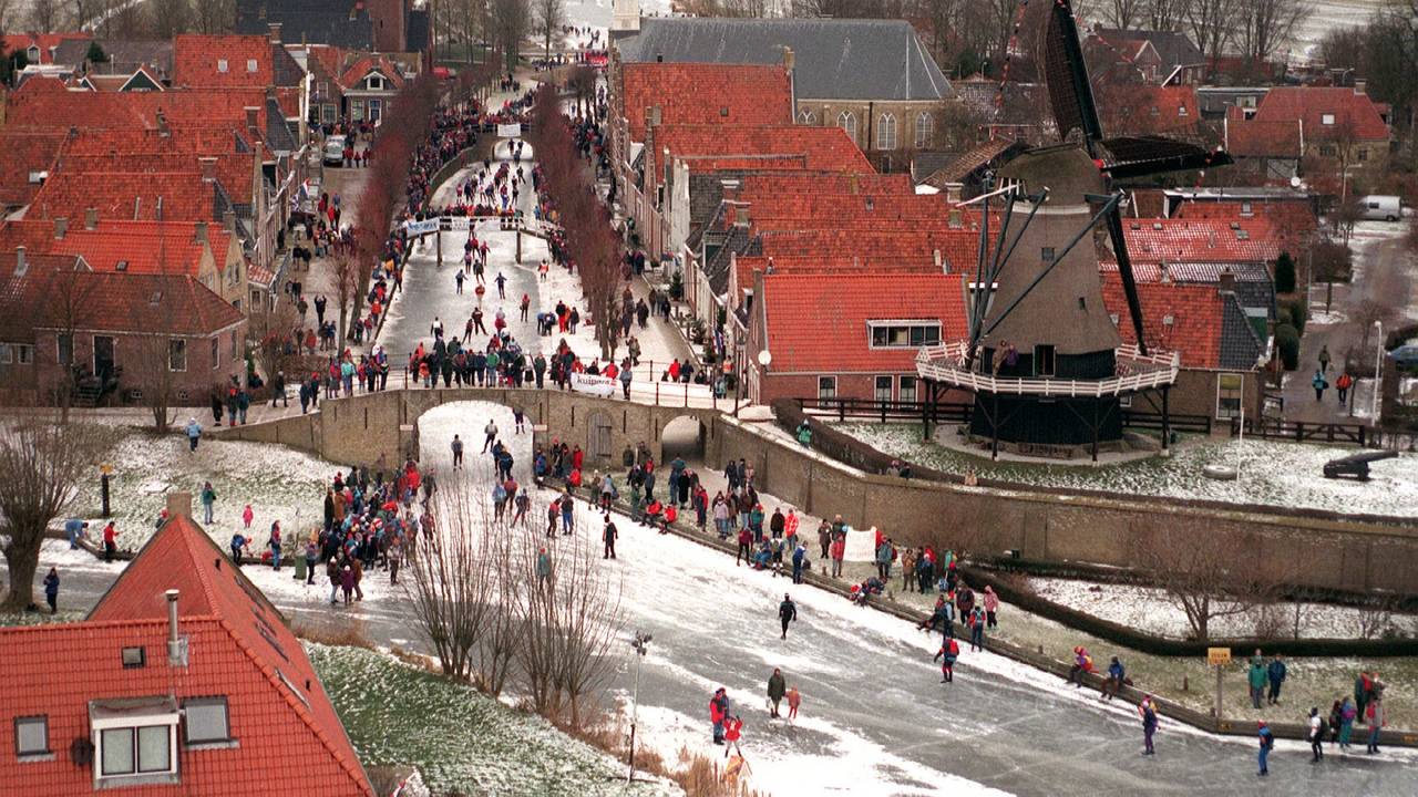 De molen bij Sloten tijdens de Elfstedentocht van 1997, een prachtig plaatje (foto: ANP).
