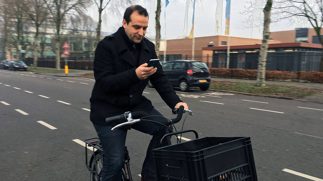 Appen op de fiets heeft al 21 bekeuringen opgeleverd in Oost-Brabant (Archieffoto).