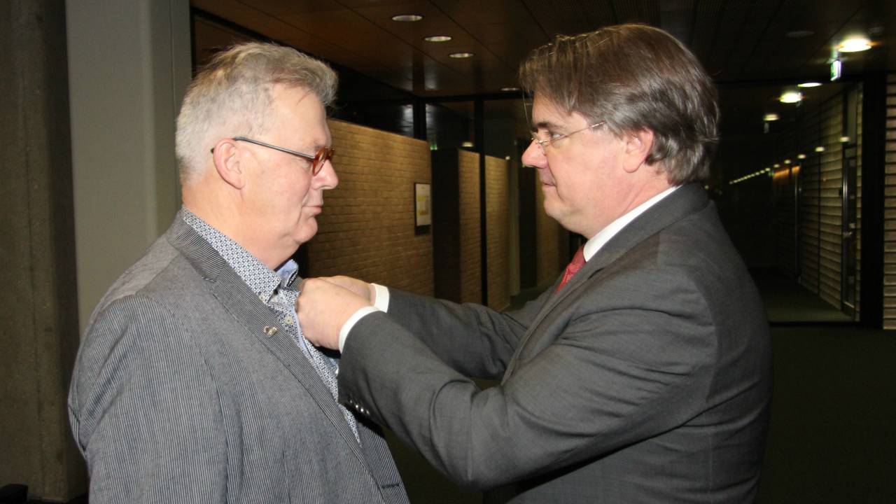 Jos van Raaij krijgt lintje opgespeld.