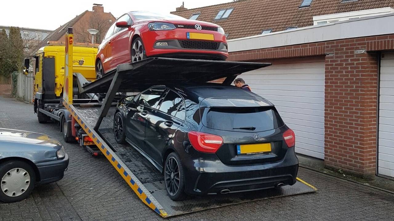 FIOD legt beslag op huis, auto's, wapens en contant geld bij inval in Den Bosch. (Foto: FIOD)