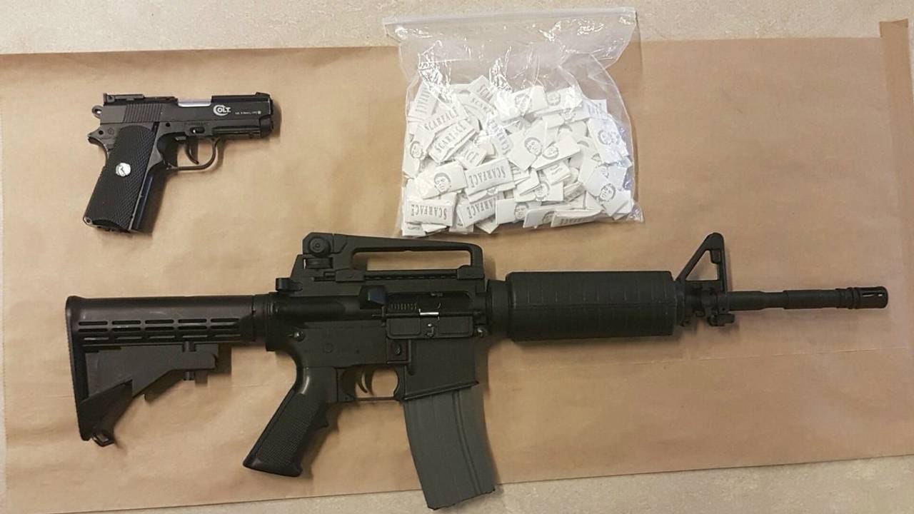 De gevonden airsoftwapens. (Foto: Twitter @WijkAg_Oss_Zuid)