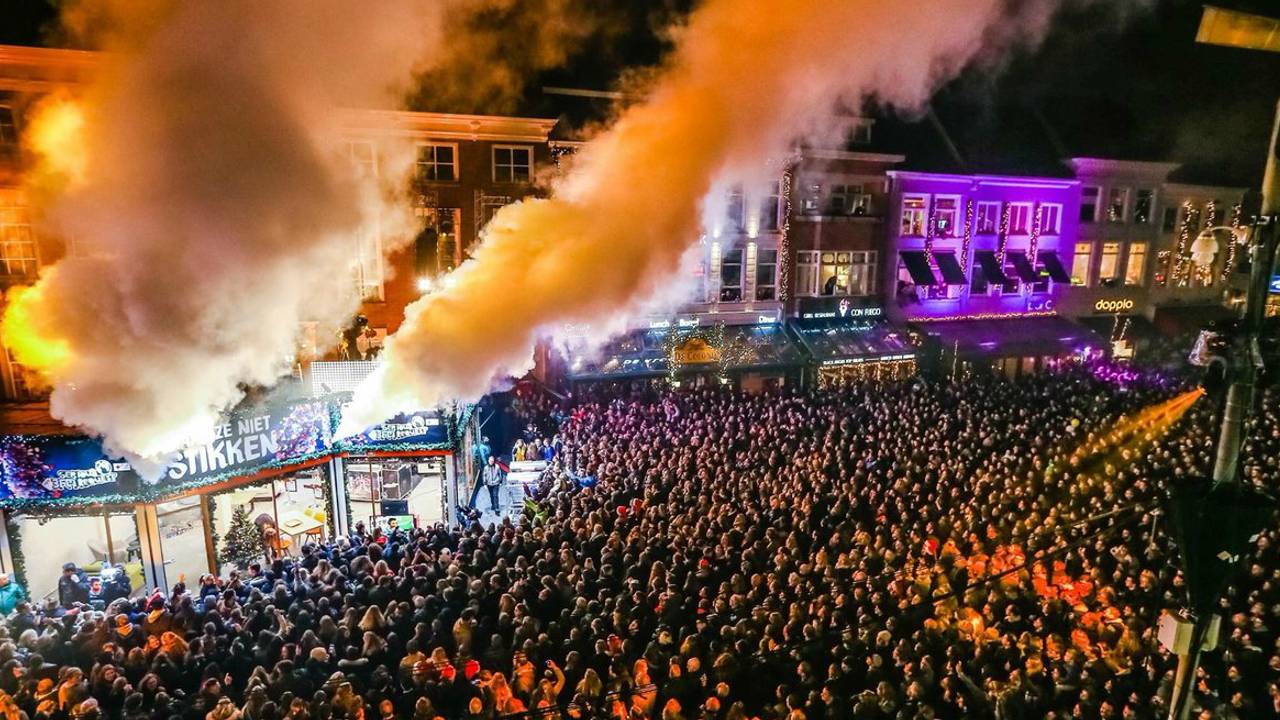 Grote Markt stond vol met mensen bij het Glazen Huis. Foto: Twitter / Ben Houdijk