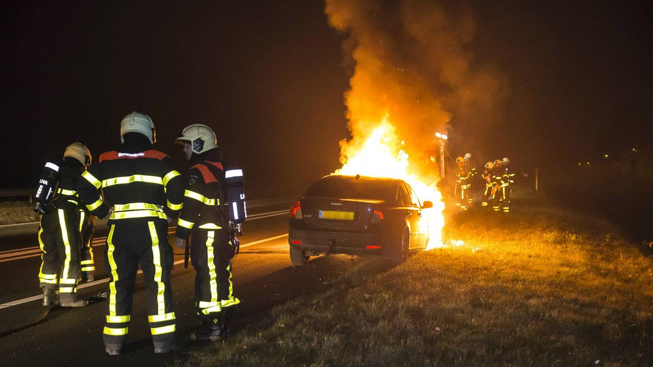 De man en vrouw die in de auto zaten, kwamen met de schrik vrij. (Foto: Marcel van Dorst/SQ Vision)