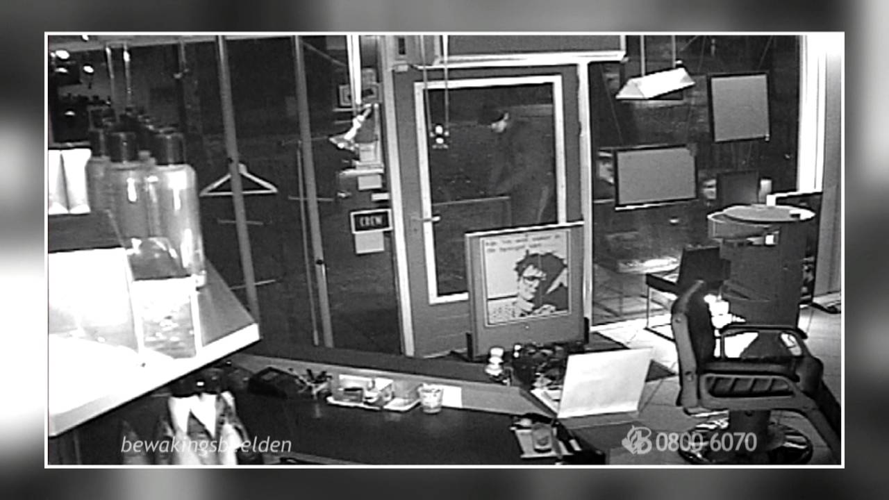 Er werden brandblussers leeggespoten in twee kapperszaken. (Beeld: Bureau Brabant)