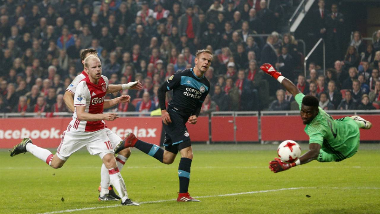Siem de Jong scoort tegen Ajax (foto: VI Images)