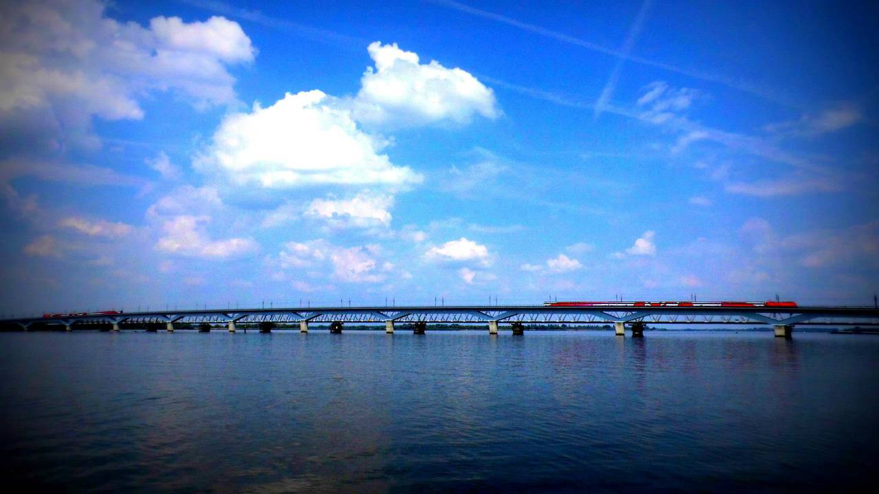 De spoorbrug over het Hollandsch Diep bij Moerdijk. (foto: Raoul Cartens)
