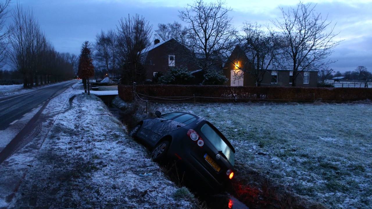 Op de Liempdseweg in Sint-Oedenrode gleed een auto in een flauwe bocht in de sloot. (Foto: Sander va