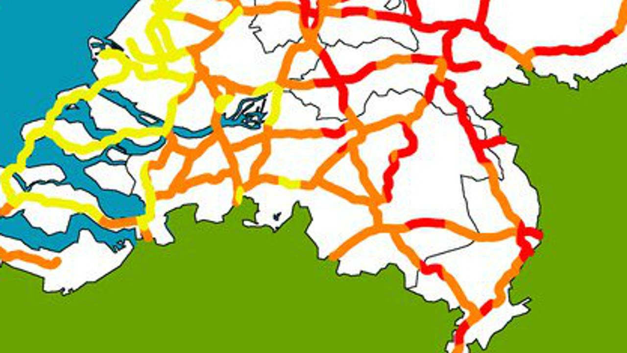Rood staat voor wegdektemperatuur net onder nul. Oranje net boven nul. (Kaartje: @weerplaza)