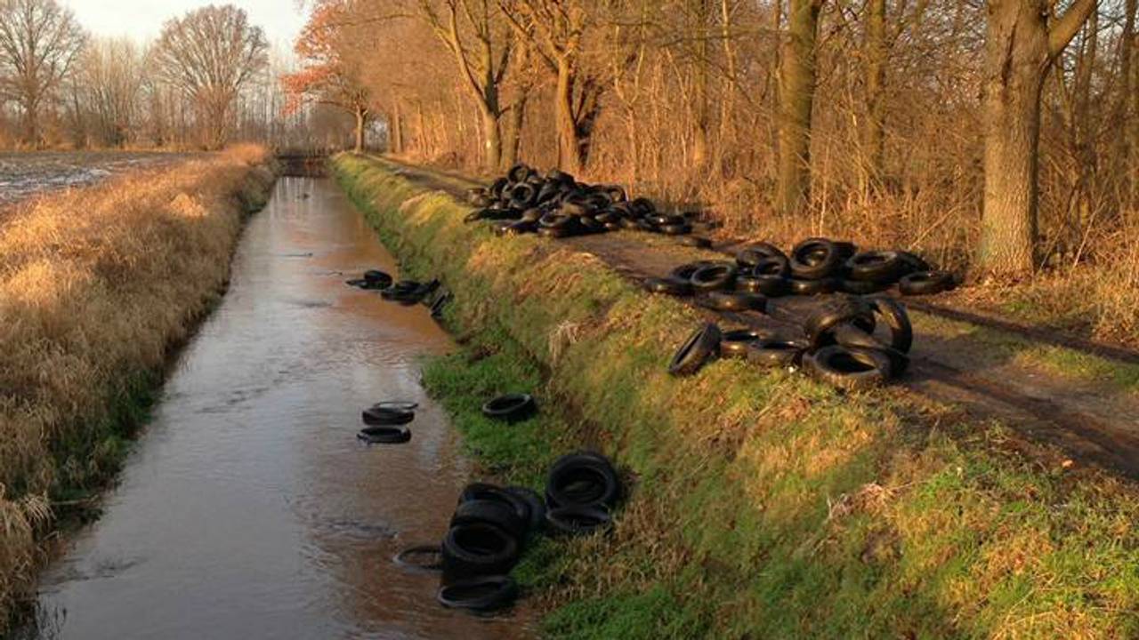 De politie telde in totaal 230 autobanden. (Foto: Politie Gemert-Bakel)