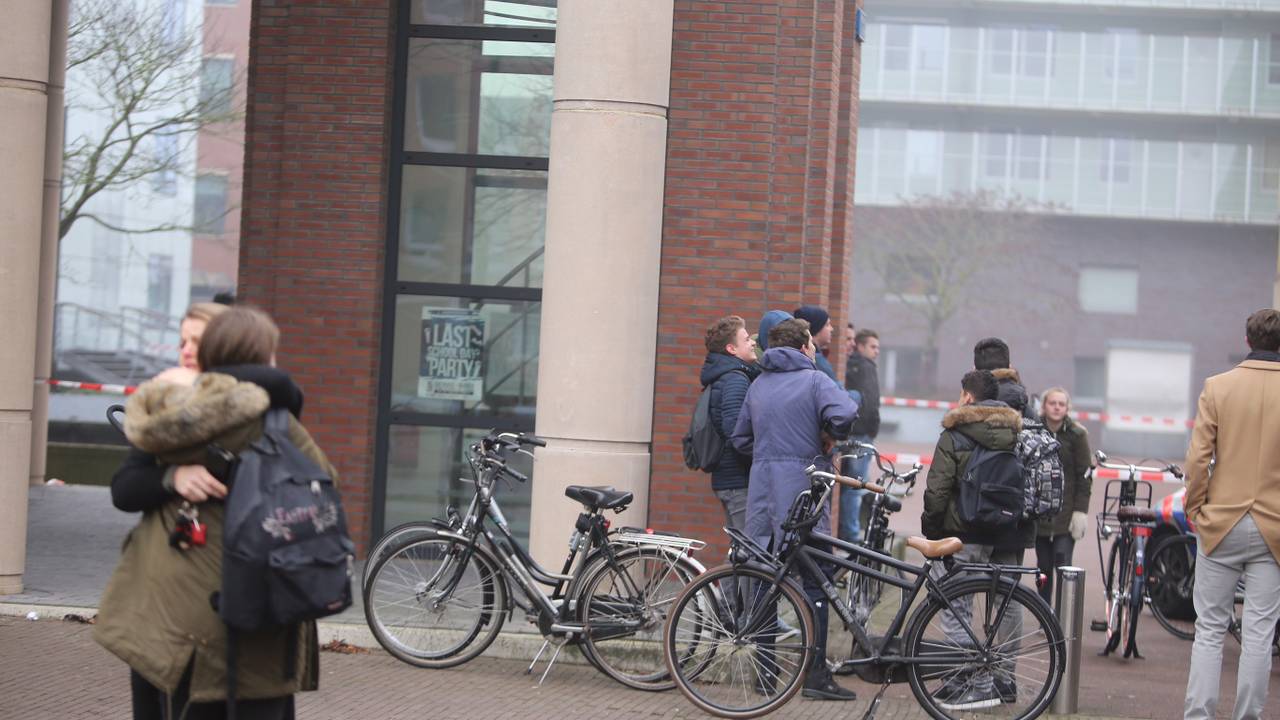 Leerlingen vinden troost bij elkaar op het Stedelijk Gymnasium. (Foto: Bart Meesters)
