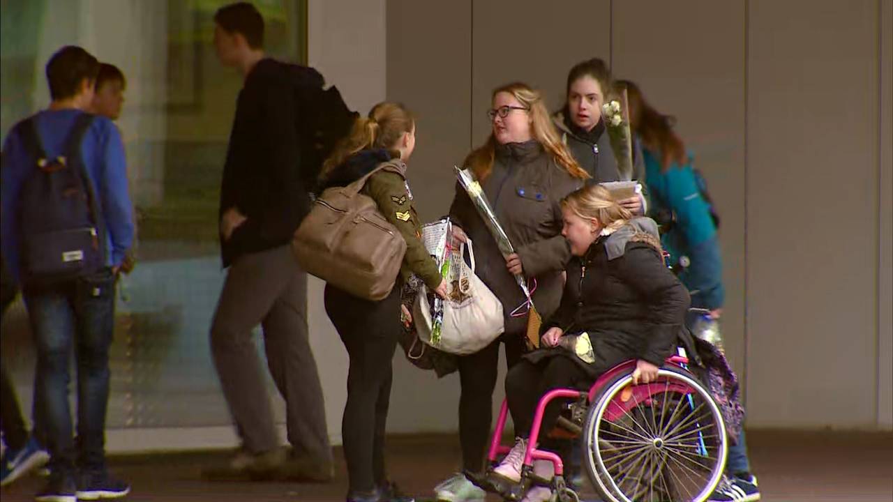Leerlingen brengen dinsdag bloemen mee