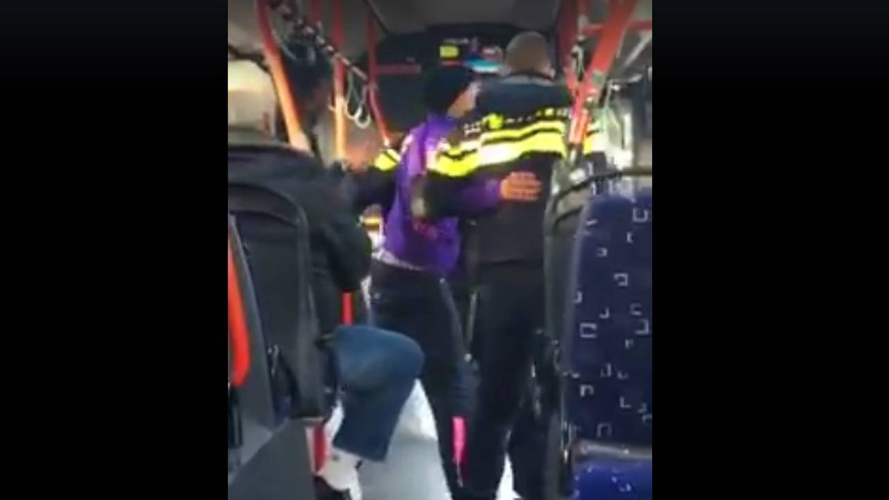 Arrestatie werd gefilmd en op Facebook geplaatst (bron: Yoni Klarenbeek/Facebook)