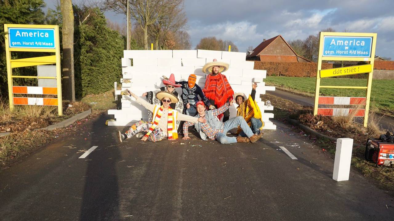 De Bucket Boys voor hun muur in America. (foto: Bucket Boys)