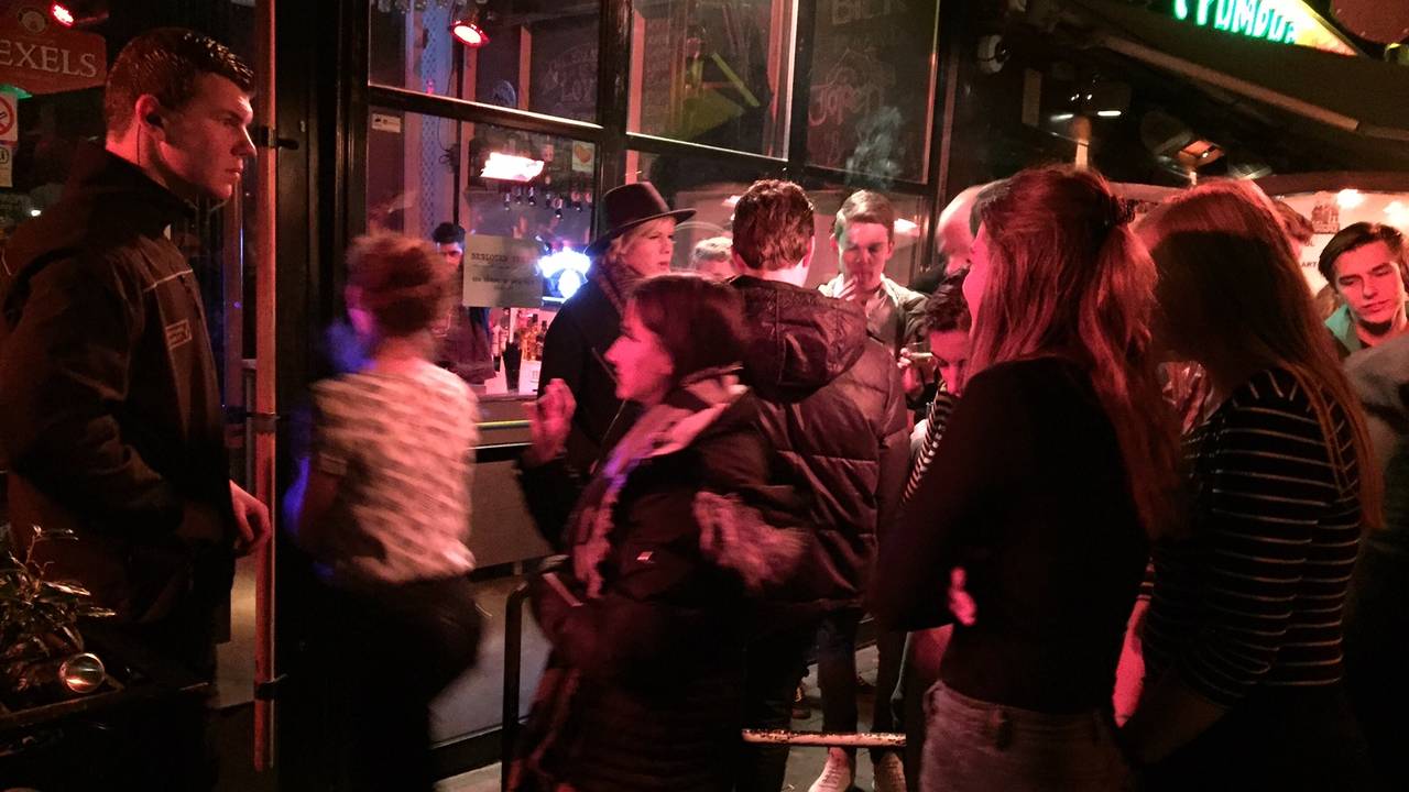 Leerlingen en oud-leerlingen gaan naar het feest om Erik Oltmans te herdenken in Den Bosch.