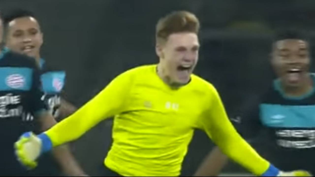 Gejuich bij Yorbe Vertessen nadat hij de penalty weet te stoppen. Beeld: PSV