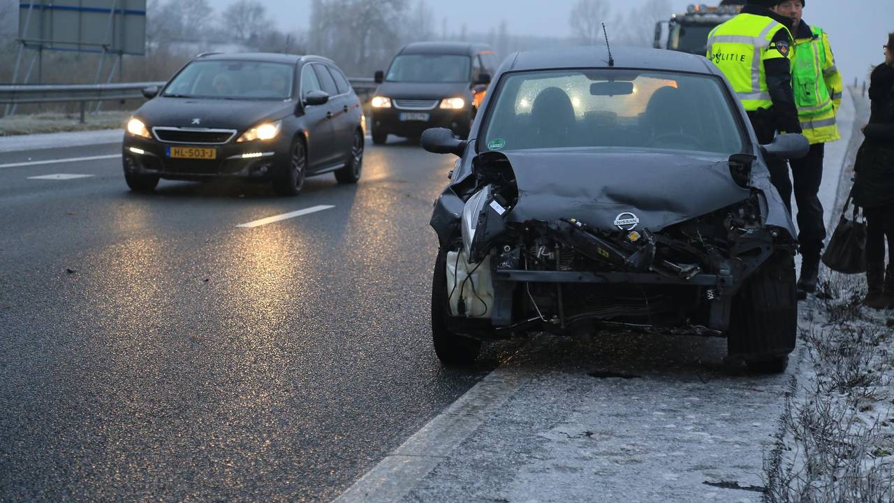 De auto raakte flink beschadigd. (Foto: Harrie Grijseels/SQ Vision)