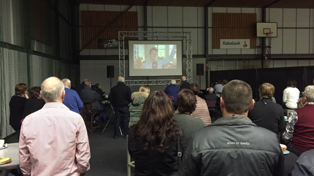Inwoners van Luyksgestel kijken naar de film over de hagelstorm