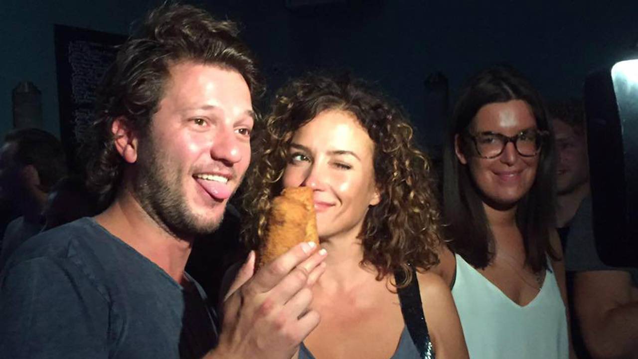 Katja Schuurman geniet samen met vriend Freek van Noortwijk van de Krokodel.