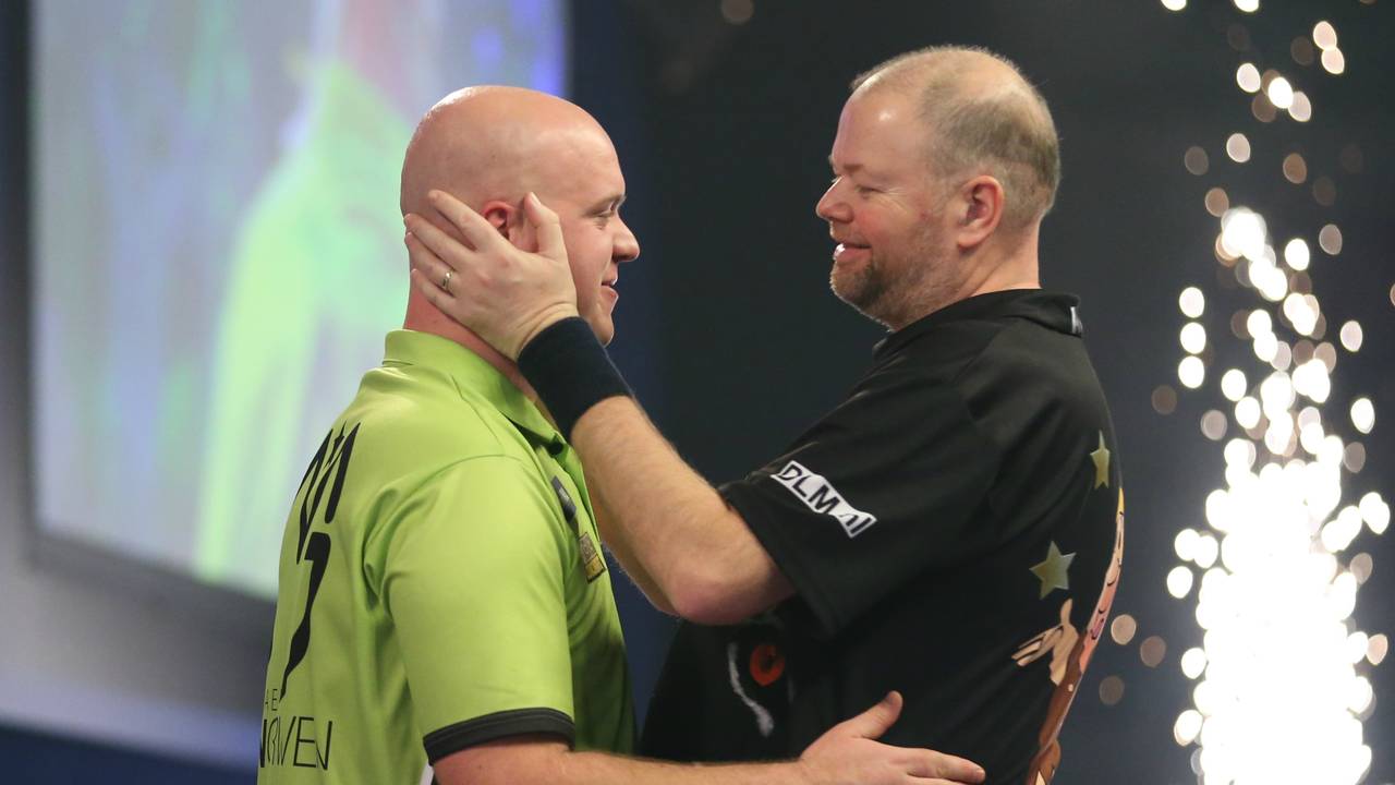 Michael van Gerwen en Raymond van Barneveld na hun spectaculaire halve finale (foto: VI Images).