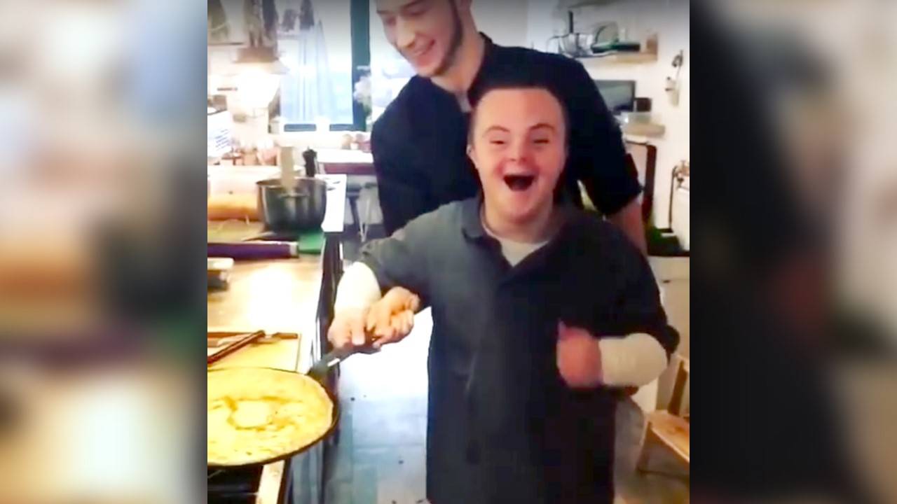 Daan Verhoof en Jesse van Dijnsen bakken een pannenkoek