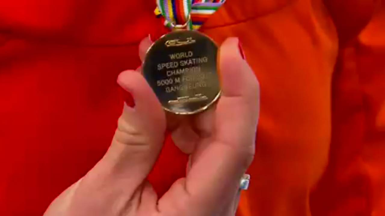 Ireen Wüst showt de verkeerde medaille. Beeld: NOS