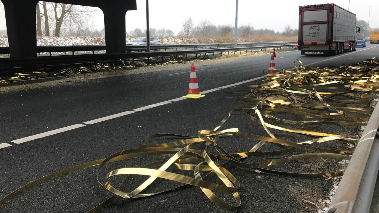 Lading ijzer valt van vrachtwagen. (foto: Bart Meesters/Meesters Multi Media)