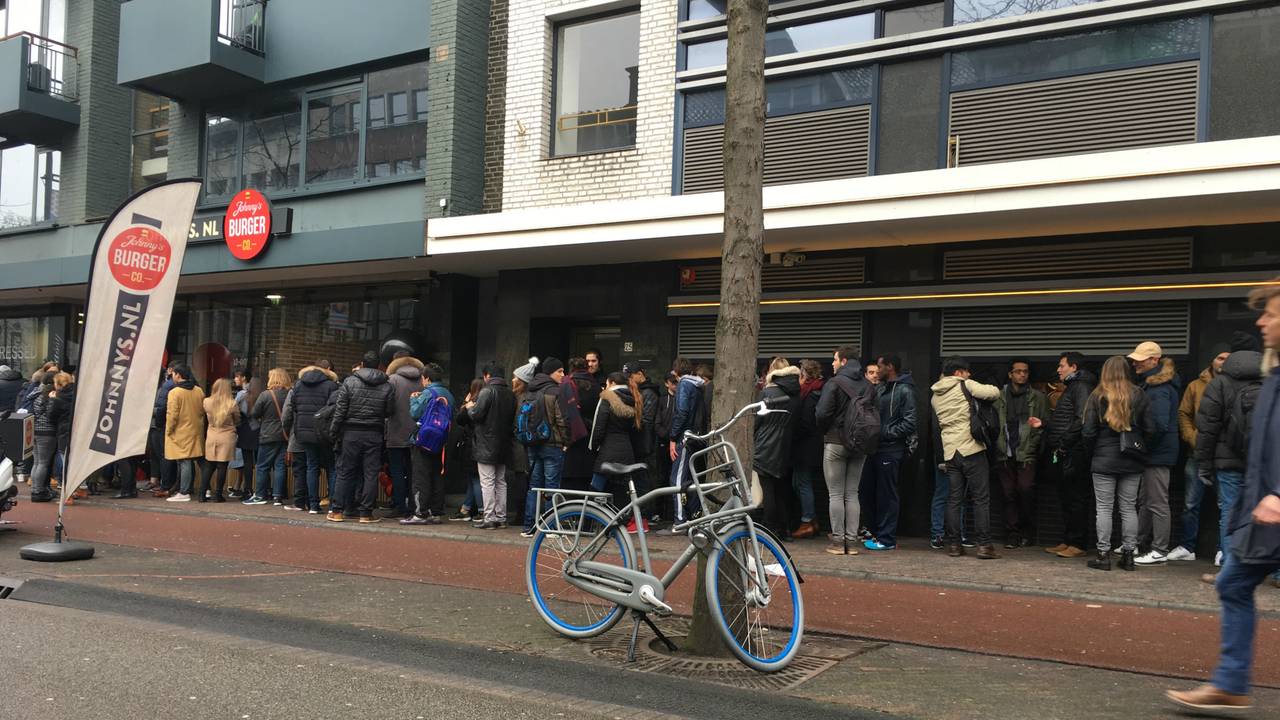 Mensen in de rij voor gratis hamburger. En dit is nog niet eens de hele rij.