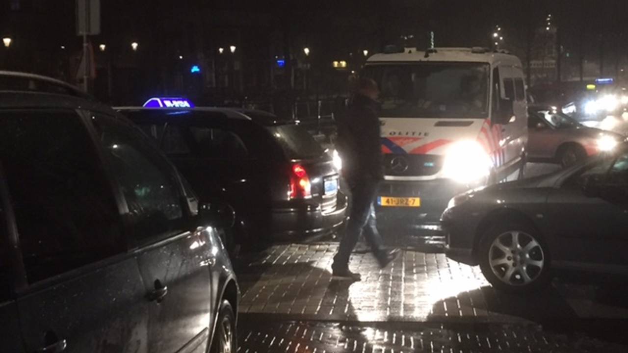 Kruispunt bij de havenbrug volledig geblokkeerd, politie hield toezicht