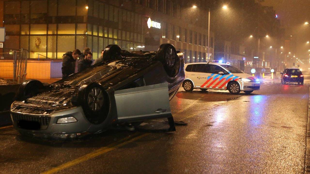 De auto moest getakeld worden. (Foto: Bart Meesters/Meesters Multi Media)