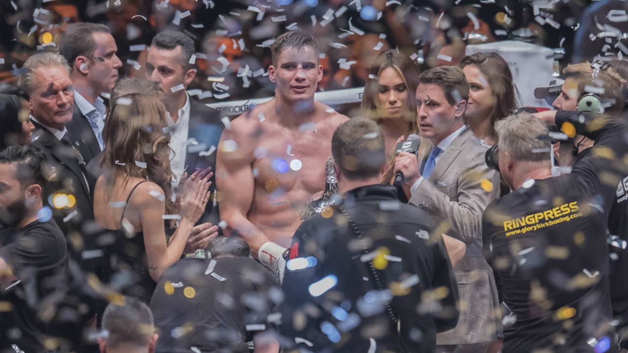 Rico Verhoeven is blij na zijn titelgevecht (foto: VI Images)