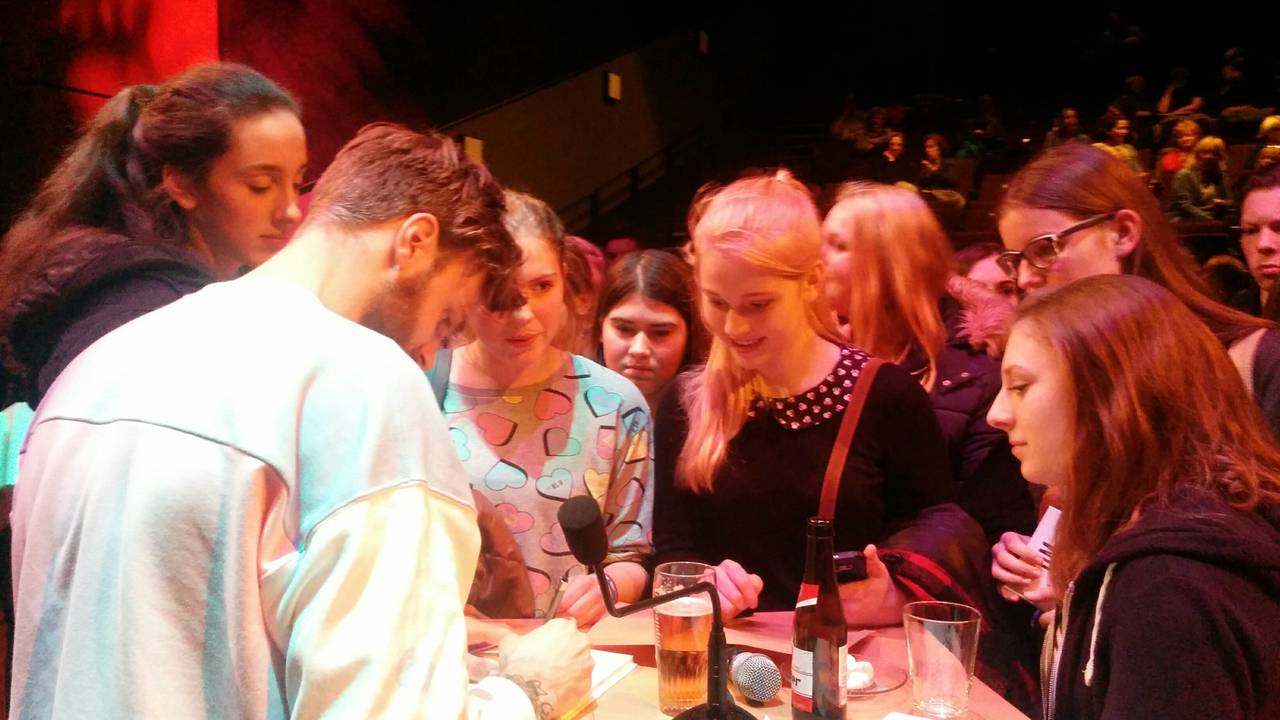 Veel aandacht voor Tim Hofman op de Boekie Night. (Foto: Audrey Verhagen)