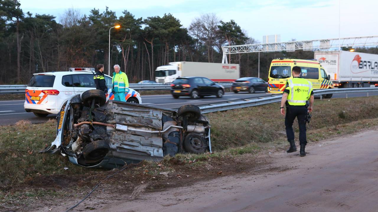 De auto kwam naast de snelweg in de sloot (foto: Sander van Gils / SQvision)