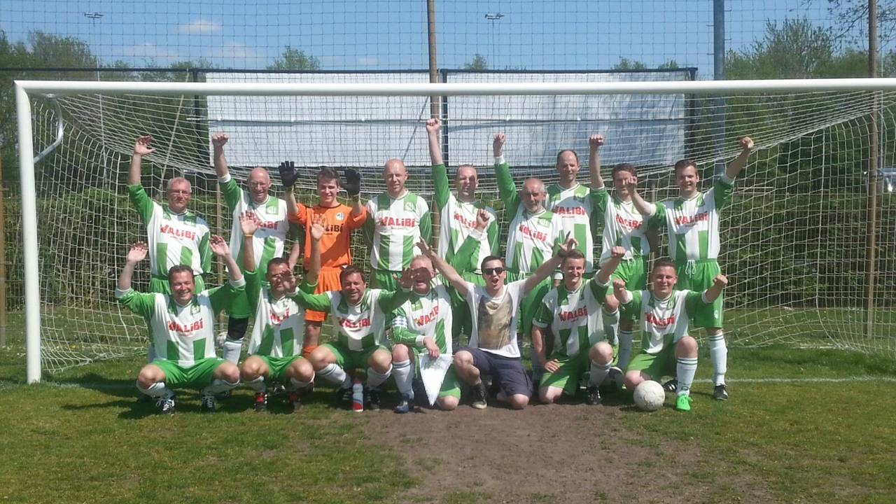 Een oude teamfoto van asv Dronten 9. (Foto: Gert Talens)