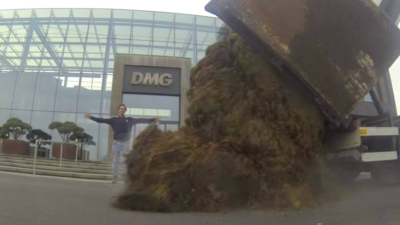 De paardenmest voor de deur bij Mandemakers.