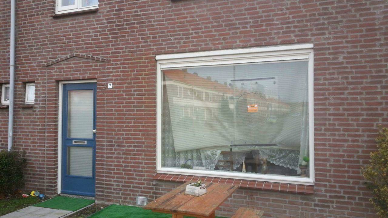 Er ging weer een steen door de ruit.