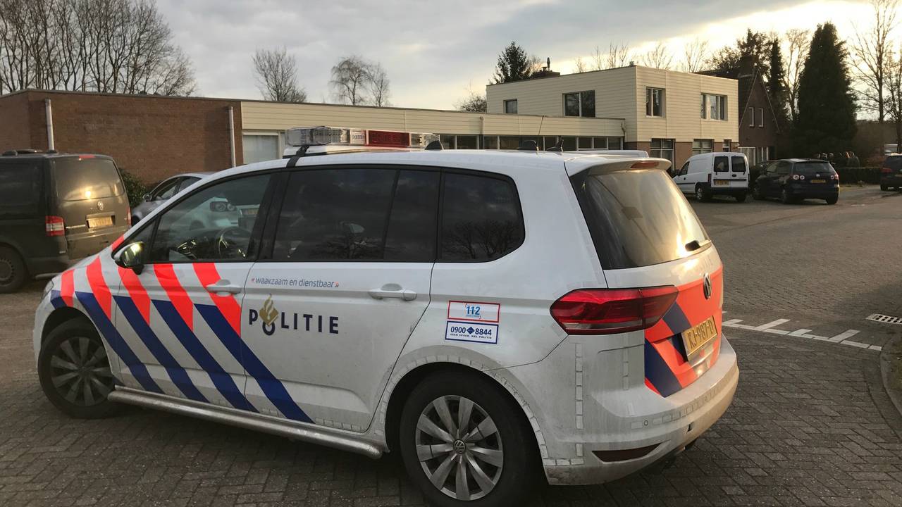 De woning wordt doorzocht