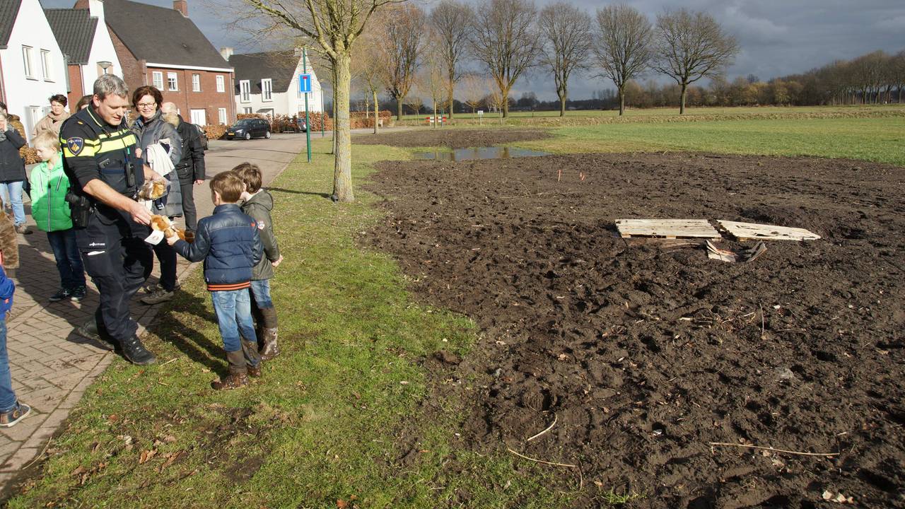 De geschrokken kinderen werden getroost met een knuffelbeer. (Foto: Martijn van Bijnen/FPMB)