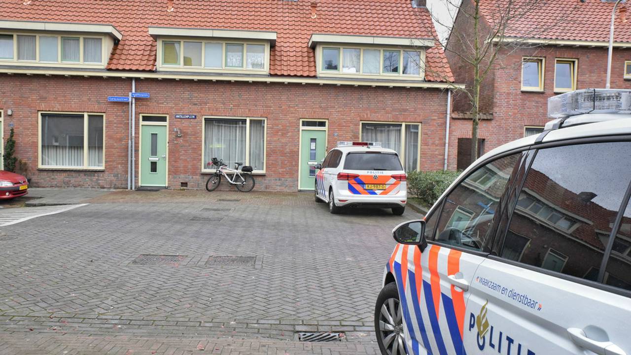 Politie in actie na tip over drugs (foto: Toby de Kort/De Kort Media).