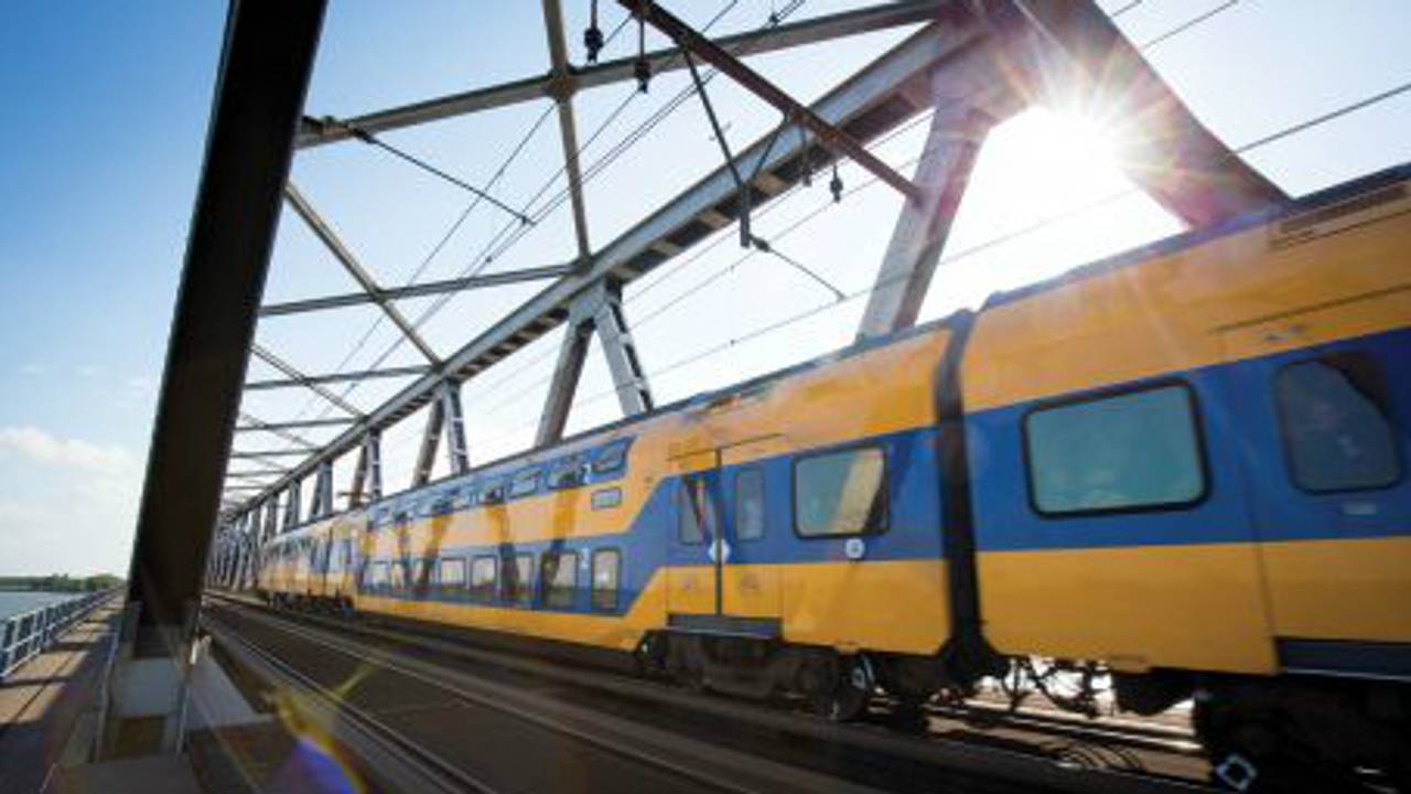 In de zomer drie weken geen treinen over Moerdijkbrug (foto: ProRail).