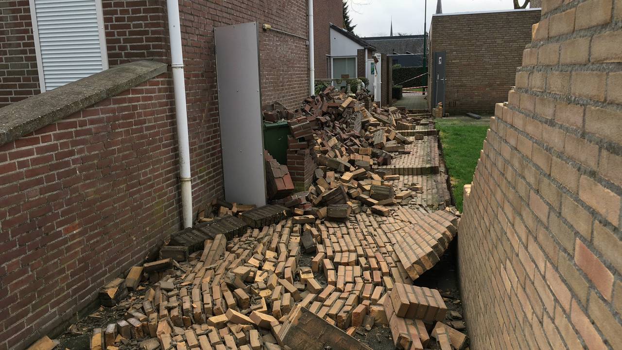 In Rijen waaide een muur om. (Foto: Jeroen Stuve)