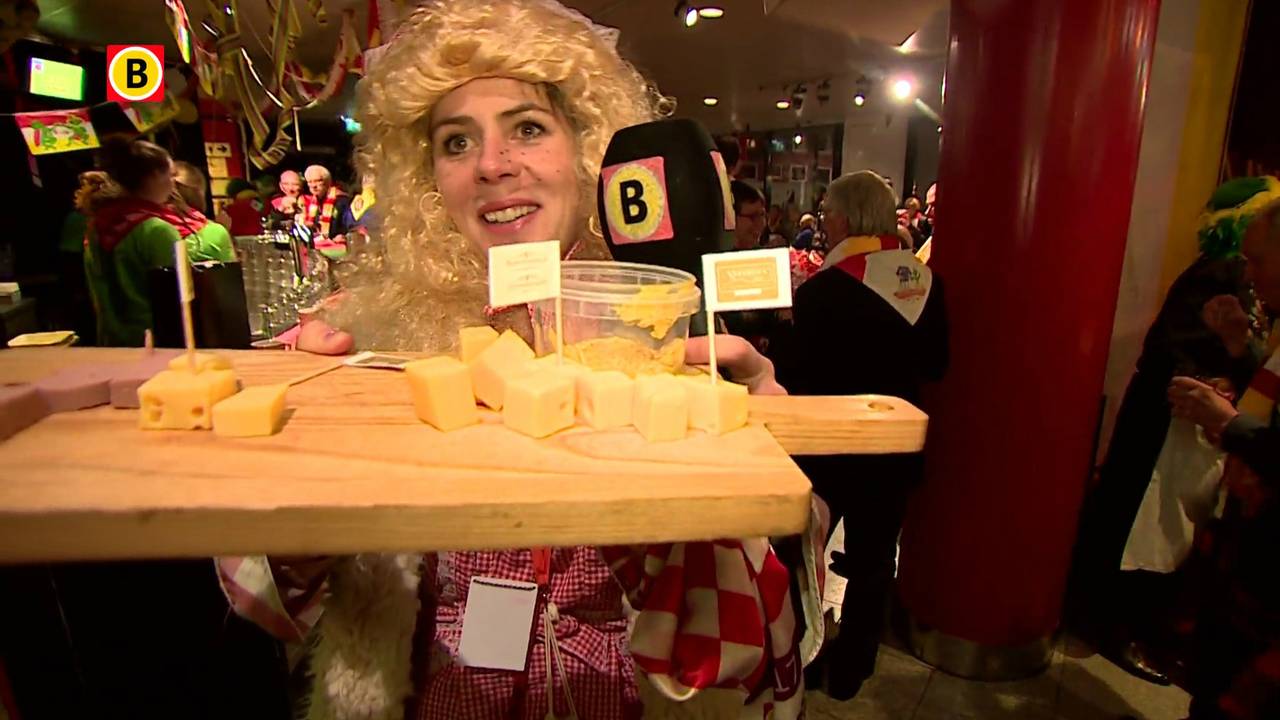 Maud viert carnaval met ouderen.